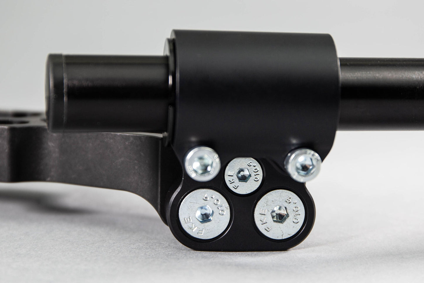 WOODCRAFT ADJUSTABLE RISER CLIPON ADAPTER PLATE W/ XL BLACK BARS DUCATI MONSTER 696/796/1100 75MM FRONT ADJUSTABLE RISE. SKU: 12-36660