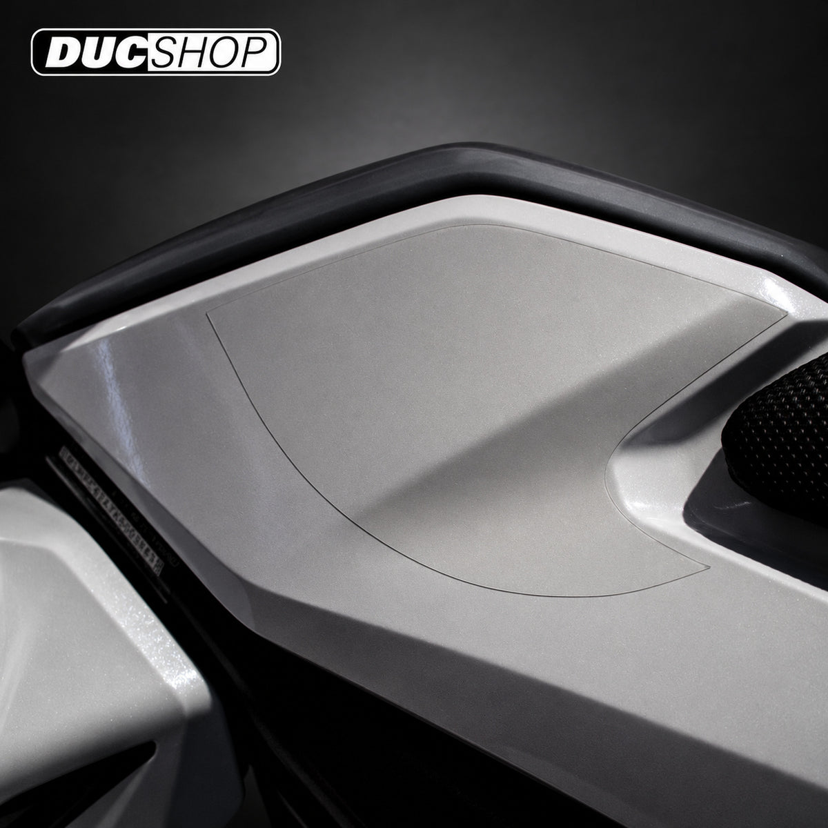 R&G Racing Second Skin Tank Protection (2-piece) for the Triumph Trident 660 '21-'22 / Speed Triple 1200 RR '2022 | Radiator & Oil Cooler Guards | ducshop.com